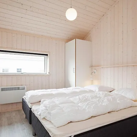 Scandinavian With Fireplace And بيت للعطل