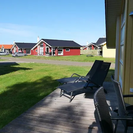 Scandinavian With Fireplace And Casa de Férias
