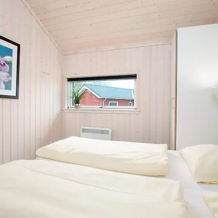 Scandinavian With Fireplace And بيت للعطل