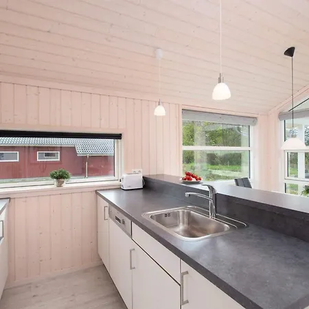 Scandinavian With Fireplace And Casa de Férias